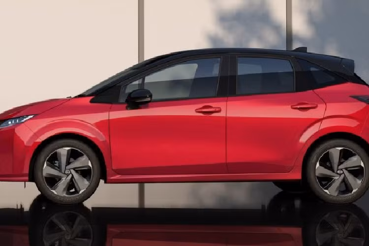 Bước vào bên trong Nissan Note Aura 2022, người lái được chào đón bằng không gian nội thất ốp gỗ ở nhiều chi tiết như cụm điều khiển trung tâm và mặt táp-lô. Trong khi đó, mặt cửa và bệ tì tay hàng ghế trước được bọc bằng chất liệu giống vải tweed. Nissan Note Aura 2022 bản tiêu chuẩn sẽ được trang bị ghế Zero Gravity được bọc bằng vải tweed phối da tổng hợp.