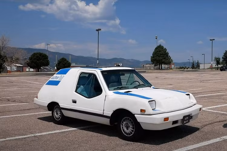 Đội ngũ đằng sau Electrek UnCar chạy điện là Unique Mobility (UM) đến từ Englewood, tiểu bang Colorado. Hồi năm 1979, nguồn cung dầu của Mỹ đã bị đe dọa bởi cuộc Cách mạng Iran. Trong thời điểm đó, UM đã nhìn thấy cơ hội để tạo ra một phương tiện nhằm mục đích không phụ thuộc vào nhiên liệu hóa thạch. Họ có thành công không? Một số nói có, trong khi thị trường rõ ràng nói không.