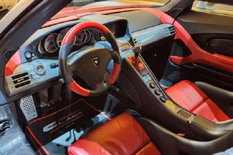 Theo đó, Mirage GT đã được trang bị rất nhiều chi tiết hàng thửa khiến chiếc xe nổi bật. Đặc biệt hơn, những chủ sở hữu của những chiếc siêu xe Mirage GT đều được phép cá nhân hóa theo sở thích của mình. Vì thế cho đến ngày nay không có chiếc Mirage GT nào giống chiếc nào.