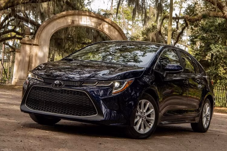  Xe nhỏ giá dưới 25.000 USD – Toyota Corolla Trong top xe ôtô tốt nhất năm 2021, Toyota Corolla vẫn là câu trả lời dễ dàng cho những ai đang có nhu cầu mua một mẫu sedan an toàn nhưng rẻ tiền. Nếu người mua đang tìm kiếm khả năng hiệu suất cao hơn một chút, vậy thì họ có thể lựa chọn bản Apex. Thêm vào đó, hiện tại đang có tin đồn về một biến bản GR hấp dẫn hơn nữa sẽ ra mắt trong tương lai.