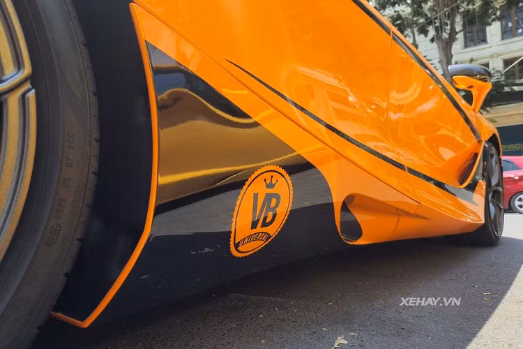 So với biến thể 720S Coupe, sự khác biệt lớn nhất trong thiết kế của 720S Spider chính là phần mui cứng có thể thu vào, các cửa sổ sau chỉnh điện và các cột trụ mới. Ngoài ra, McLaren 720S Spider có trọng lượng khô là 1.322kg, nặng hơn 49kg so với coupe bởi vì hệ thống mui cứng và phần chứa mui. Đặc biệt, phần mui này có thể hoạt động ở tốc độ lên tới 50 km/h, hơn hẳn 650 Spider (phạm vi 30 km/h) và cũng hoạt động êm ái gấp đôi so với Super Series mui trần thế hệ đầu tiên.