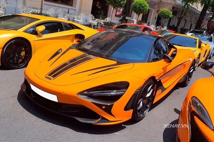 "Trái tim" của McLaren 720S Spider là khối động cơ xăng tăng áp kép V8 4.0 lít sản sinh công suất 710 mã lực và 769Nm mô-men xoắn cực đại, tương tự như phiên bản Coupe, đi kèm là hộp số tự động tuần tự 7 cấp giúp xe chỉ cần 2,9 giây để tăng tốc từ 0 - 100 km/h. Tốc độ tối đa của xe đạt 325 km/h. Mức giá xe McLaren 720S Spider khi mới về Việt Nam vào năm ngoái có mức bán ra tới hơn 23 tỷ đồng.