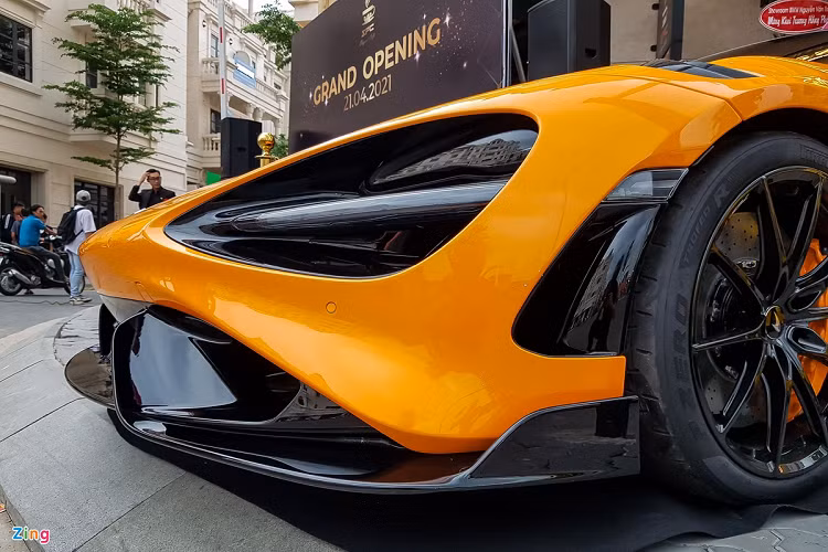 Tương tự những thành viên khác trong "gia đình" Longtail, 765LT sở hữu gói trang bị khí động học hầm hố hơn. Trang bị này bao gồm cản trước, hốc gió trước được mở rộng hơn, cánh chia gió trước, ốp sườn và cánh gió bên...