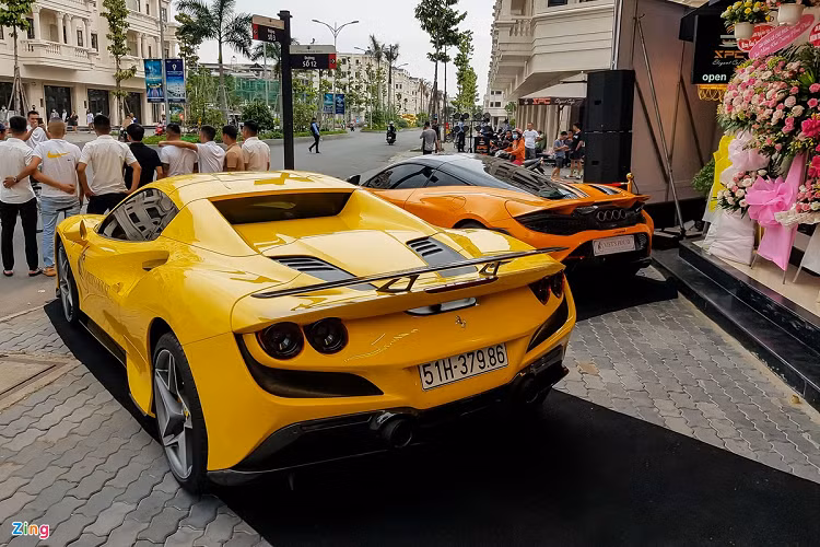 Nhẹ hơn 80 kg so với 720S, McLaren 765LT có khả năng tăng tốc từ 0 lên 100 km/h chỉ trong 2,8 giây, tuy nhiên vận tốc tối đa giảm từ 341 km/h xuống 330 km/h do thiết kế khí động học tạo lực ép xuống mặt đường lớn hơn.
