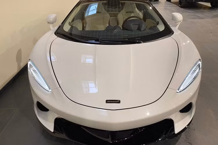 McLaren GT về Việt Nam được nhập khẩu không chính hãng, xe có ngoại thất sơn màu trắng và nội thất bọc da màu be. Hiện chưa rõ giá xe McLaren GT khi về Việt Nam nhưng chắc chắn sẽ dưới 20 tỷ đồng. Ở một số thị trường nước ngoài, siêu xe McLaren GT sẽ có giá bán khởi điểm từ 3,498 triệu đô la Hồng Kông, tương đương 10,3 tỷ đồng, còn ở Singapore, xe có giá chào bán gần 13 tỷ đồng.