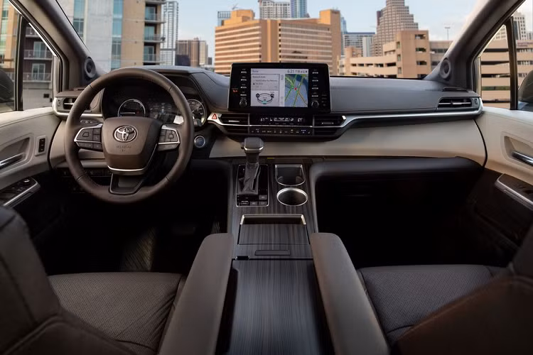 Đối với không gian cabin, Toyota Sienna 2021 mang phong cách hiện đại và cao cấp hơn nhiều so với phiên bản tiền nhiệm. Xe được thiết kế bảng điều khiển dạng 2 tầng với bố trí một màn hình cảm ứng trung tâm nổi 9 inch, màn hình màu hiển thị đa thông tin 7 inch trong buồng lái và bảng điều khiển Bridge Console sáng tạo.