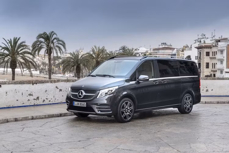  4. c (Giá từ 2,662 tỷ đồng) Là mẫu xe MPV duy nhất trong gia đình Mercedes-Benz Việt Nam, dòng V-Class cũng là cái tên sáng giá trong phân khúc MPV hạng sang tại thị trường trong nước. Mẫu xe này hiện đang được bán ra với duy nhất một biến thể V 250 và 2 phiên bản Luxury và AMG. Đi kèm với đó là mức giá niêm yết lần lượt 2,662 và 3,232 tỷ đồng.