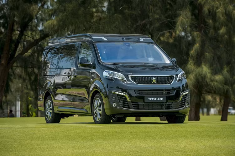  5. Peugeot Traveller (Giá từ 1,699 tỷ đồng) Peugeot Traveller được lắp ráp và phân phối tới tay người tiêu dùng tại Việt Nam bởi Thaco Auto. Mẫu xe này có tổng cộng 2 phiên bản, bao gồm bản Luxury với giá 1,699 tỷ đồng và bản Premium với giá 2,249 tỷ đồng.