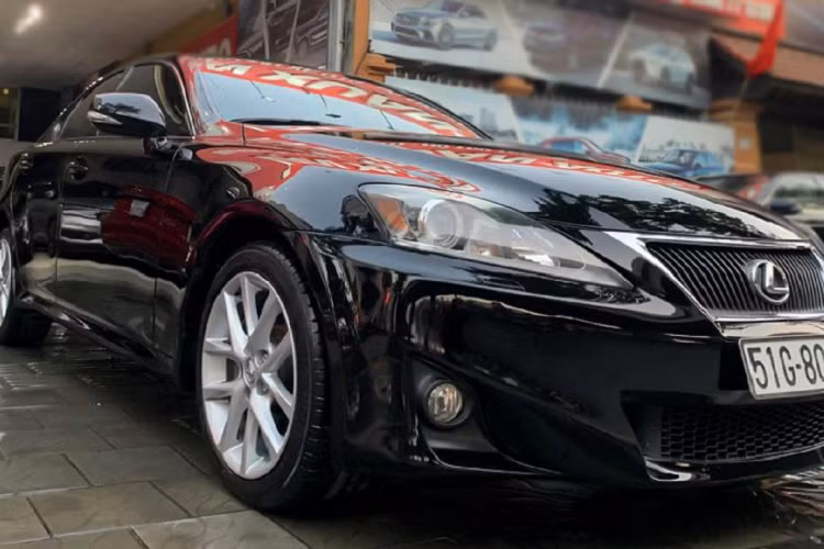 Bên dưới nắp ca-pô của xe sang Lexus IS 350 là động cơ xăng V6 dung tích 3.5L, hút khí tự nhiên, mã 2GR-FSE cho công suất tối đa 306 mã lực và mô-men xoắn cực đại 374Nm tại 4.800 vòng/phút. Động cơ V6 của IS đời này đã sử dụng công nghệ van biến thiên kép thông minh (Dual VVT-i) và hệ thống điều khiển bướm ga điện tử (ETCS-i).