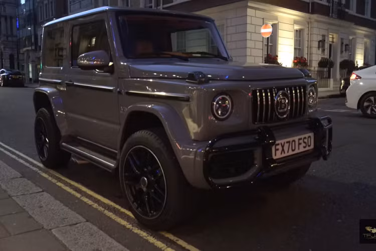 Một chiếc Mercedes-AMG G63 bình thường có phải là quá lớn và đắt đỏ so với khẩu vị của bạn? Nếu phải, chiếc Mercedes-AMG G63 “bản sao” bé nhỏ này chắc sẽ khiến bạn cảm thấy rất vừa lòng. Nó chính là Suzuki Jimny Brabus G800 độ, một bản sao Mercedes-AMG G63 thu nhỏ có thể luồn lách qua những con phố chật chội nhất ở Luân Đôn mà vẫn trông cực kỳ ngầu.