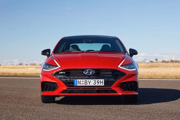 Vốn mang kiểu dáng sedan lai coupe thể thao, chiếc Sonata còn thể thao hơn với phiên bản N Line. Ở phía trước, các hốc hút gió của Sonata N Line được làm lớn hơn. Xe có 3 khe gió bên dưới lưới tản nhiệt tương tự các mẫu xe thể thao như Audi TT hay R8.