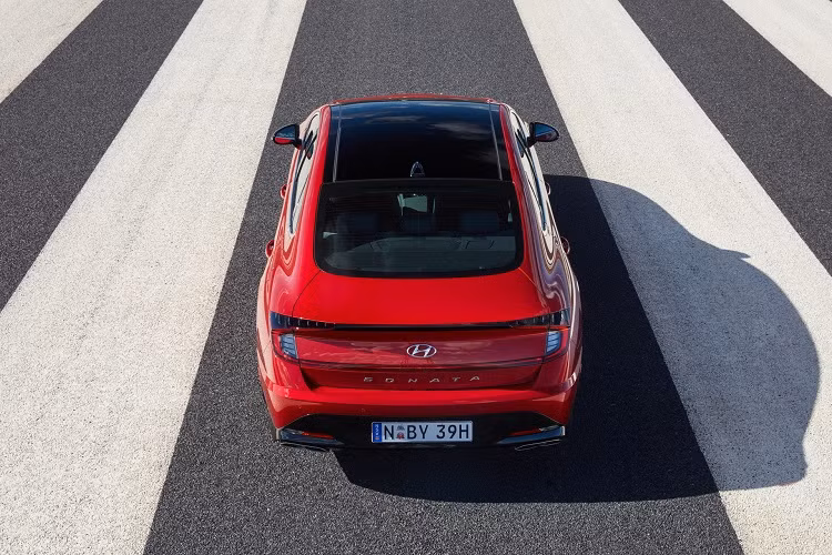 Tại Australia, giá xe Hyundai Sonata N Line 2021 được chào bán từ 50.990 AUD, tương đương 40.040 USD.