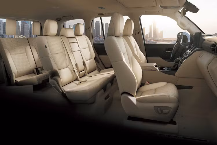 Ngoài ra, Land Cruiser 2022 còn hỗ trợ lái vượt địa hình với màn hình hiển thị đa địa hình (Multi-Terrain Monitor) và hệ thống lựa chọn đa địa hình (Multi Terrain Select); Màn hình hiển thị đa địa hình (Multi-Terrain Monitor): Hiển thị ngay lập tức các chướng ngại vật cho người lái xe thông qua camera dưới gầm xe; Hệ thống lựa chọn đa địa hình (Multi Terrain Select): Tự động đánh giá bề mặt đường và chọn chế độ lái tốt nhất.
