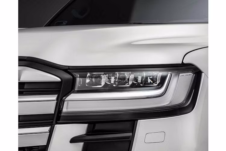 Toyota Land Cruiser hoàn toàn mới đã được thay đổi toàn diện về thiết kế để tiếp tục chinh phục nhiều “tín đồ” yêu xe trên toàn thế giới, mặc dù mang nhiều thay đổi nhưng dòng xe này vẫn mang “ADN” để nhận diện, kế thừa những di sản vốn có của dòng Land Cruiser.