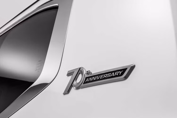 Bên cạnh máy xăng và dầu tăng áp kép, Toyota Land Cruiser 2022 sẽ có thêm phiên bản động cơ xăng V6 hút khí tự nhiên (Toyota chưa tiết lộ công suất), kết hợp với hộp số tự động 6 cấp (6AT) dành cho một số thị trường nhất định. Sức mạnh được truyền xuống bốn bánh (4WD), 3 khoá vi sai, thông qua hộp số tự động Direct Shift 10 cấp mới (10 AT) đã được phát triển với trọng lượng nhẹ, hứa hẹn sẽ đem đến khả năng vận hành mượt mà hơn!