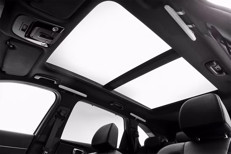 Tại Hàn Quốc, Kia Sorento được ưa chuộng nhờ kiểu dáng hiện đại, nhiều trang bị tiện ích và giá bán phải chăng. Theo nguồn tin tức mới nhất, tổng cộng đã có 11.776 chiếc được bán ra trong 15 tháng kể từ khi hãng ra mắt Sorento thế hệ thứ 4 vào tháng 3/2020. Trên toàn cầu, số lượng xe bán ra trong năm 2020 là 76.883 chiếc.