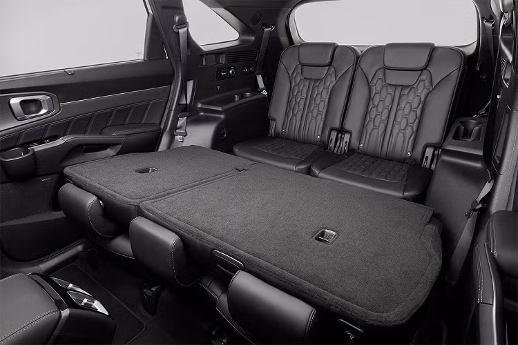 Sau khi Kia Sorento 2022 ra mắt với 3 phiên bản kể trên, hãng xe Hàn Quốc cũng sẽ bổ sung thêm một bản động cơ hybrid vào giữa tháng 7. Có thể thấy rõ, Kia Sorento 2022 đã được tăng thêm tính cạnh tranh nhờ bổ sung trang bị, tiện nghi và an toàn so với đời xe trước.