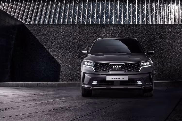 Với phiên bản cao cấp Premium, các hệ thống hỗ trợ lái tiên tiến giờ đây cũng thành trang bị tiêu chuẩn, như phòng ngừa va chạm phía trước, kiểm soát hành trình thông minh (Stop &amp; Restart),... nhằm nâng cao độ an toàn cho xe. 