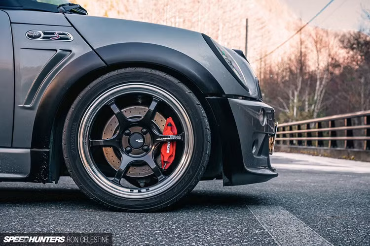 Theo sư thầy Masa, cách mà nhà sư này sở hữu chiếc MINI Cooper S là thông qua "en". "En là khái niệm về sự liên kết giữa vạn vật. Sự tồn tại của cả con người lẫn các vật thể đều được tạo ra từ những mối liên kết này. Có biết bao mối quan hệ được hình thành thông qua en và những mối liên kết này làm nên câu chuyện về cuộc đời bạn. Cha mẹ cho bạn sinh mạng, nơi bạn lớn lên và sinh sống hiện tại, công việc của bạn, cách bạn gặp những người quan trọng với mình, tất cả đều là ví dụ của en. Không có những mối liên kết này, sẽ rất khó để chứng minh sự tồn tại của bạn. Chẳng có gì là tình cờ hết", sư thầy Masa giải thích rõ hơn về "en".