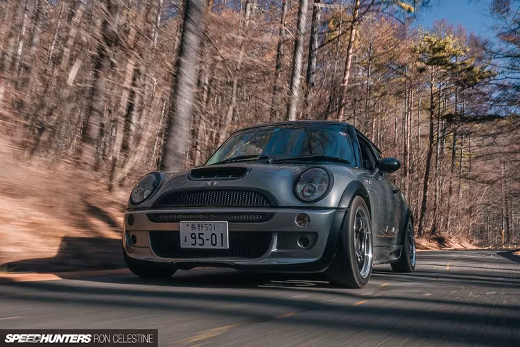 Tương tự động cơ, nội thất của chiếc Mini Cooper S cũng được sư thầy Masa áp dụng triết lý "chudo". Nhà sư này dùng ghế lái Bride Low Max nhưng ghế hành khách là loại Recaro vì nó thoải mái hơn cho người ngồi. Ngoài ra, nhà sư Nhật Bản còn bổ sung đồng hồ báo nhiệt độ dầu và nhiệt độ nước làm mát để có thể theo dõi những gì đang diễn ra với động cơ. Cuối cùng, sư thầy Masa thay vô lăng nguyên bản bằng loại Nardi vì thích cảm giác khi vần vô lăng này.