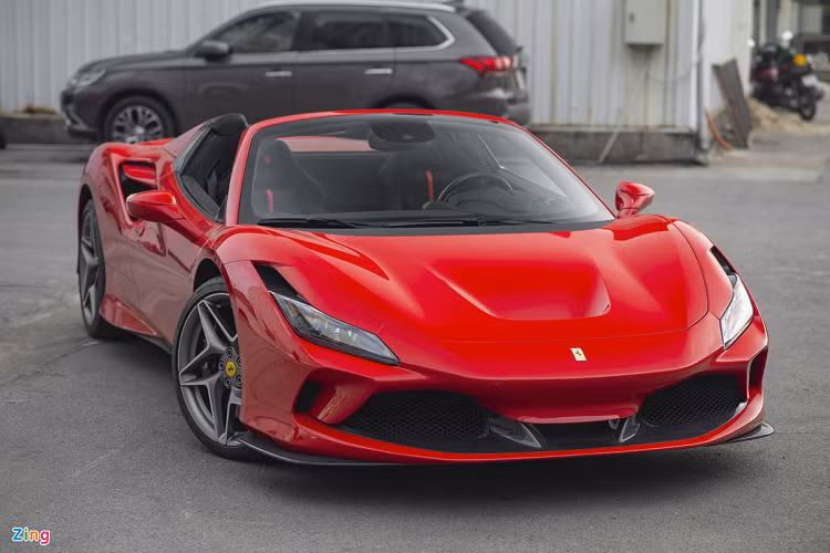 F8 là dòng siêu xe mới của Ferrari, thay thế cho thế hệ 488 trước đó. Cả 2 phiên bản coupe (Tributo) và mui trần (Spider) của F8 được các đại gia Việt mang về khá nhanh. Trong vòng khoảng 6 tháng, có 4 chiếc siêu xe Ferrari F8 xuất hiện tại Việt Nam, chia đều cho bản Tributo và Spider. 