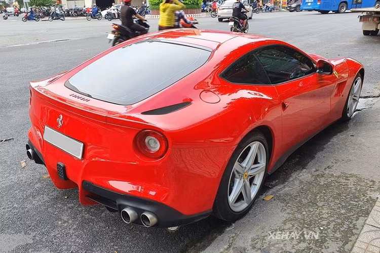 Tính đến nay trên khắp cả nước, số lượng Ferrari F12 Berlinetta chỉ khoảng 4 - 5 chiếc, chiếc trong bài được khui công từ tháng 2/2014 nhưng mãi tới năm 2016 siêu xe mới tìm được chủ nhân là một đại gia ở Hà Nội.