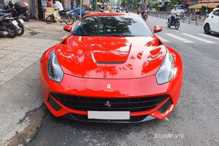 Ở dạng nguyên bản, Chiếc Ferrari F12 Berlinetta hàng hiếm này "cưỡi" trên bộ mâm 5 chấu màu tối kích thước 20 inch nhưng trong lần xuất hiện này các la-zăng đã được chủ nhân sơn lại với màu bạc sáng để chiếc xe trông mới mẻ hơn.