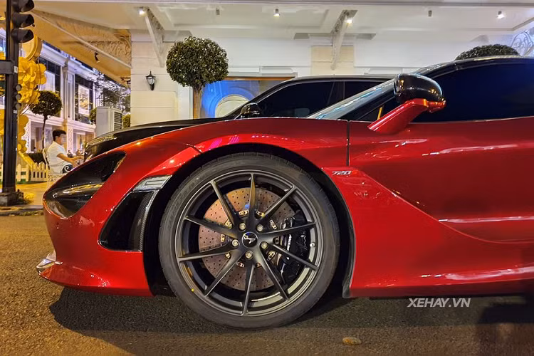 Phần mui cứng có thể thu vào của McLaren 720S Spider bao gồm tấm nóc sợi carbon một mảnh tiêu chuẩn với cơ chế gập điện nâng/hạ chỉ trong 11 giây, nhanh hơn 6 giây so với đàn em 650 Spider. Đặc biệt, phần mui này có thể hoạt động ở tốc độ lên tới 50 km/h, hơn hẳn 650 Spider (phạm vi 30 km/h) và cũng hoạt động êm ái gấp đôi so với Super Series mui trần thế hệ đầu tiên.