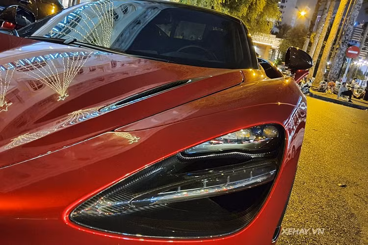McLaren 720S Spider là phiên bản mui trần của mẫu 720S Coupe. Chính vì vậy, khác biệt lớn nhất trong thiết kế của 720S Spider so với bản Coupe chính là phần mui cứng có thể đóng/mở điện tiện lợi. Và cũng chính ở phần mui cứng này, đây cũng là chi tiết khiến 720S Spider hấp dẫn nhiều đại gia Việt bởi độ linh hoạt và khả năng chống chịu thời tiết tốt hơn so với mui mềm bằng vải.