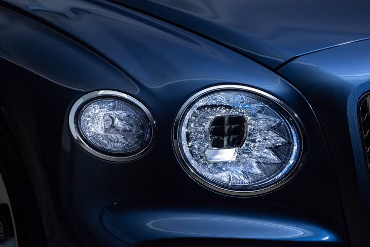 Tương tự các mẫu xe đời mới của Bentley, Flying Spur 2021 được trang bị hệ thống đèn chiếu sáng bằng LED với tạo hình độc đáo. Ở phía trước, dàn đèn công nghệ Matrix LED được thiết kế tinh xảo với tạo hình khối pha lê cắt lớp. Ở phía sau, dàn đèn hậu được tạo hình chữ B theo biểu tượng của Bentley.