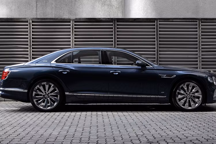 Nhờ nhẹ hơn bản W12 đến 100 kg nên hiệu suất của Flying Spur V8 không tệ khi so với “đàn anh”. Bentley Flying Spur W12 có công suất 626 mã lực và mô-men xoắn 900 Nm, tăng tốc 0-100 km/h trong 3,8 giây, tốc độ tối đa 333 km/h.