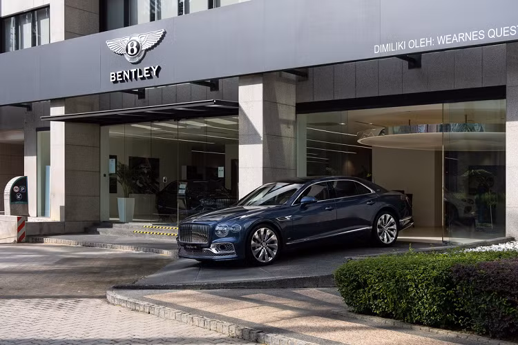 Tổng thể, Bentley Flying Spur 2020 trông sang trọng nhưng vẫn thể thao với các đường gân dập nổi cùng các hốc bánh mở rộng. Xe sở hữu kết cấu khung sườn mới bằng nhôm và composite, giúp cắt giảm khối lượng nhưng vẫn đảm bảo độ chắc chắn. Sedan siêu sang các số đo kích thước dài x rộng x cao lần lượt là 5.304 x 1.964 x 1.488 (mm), chiều dài cơ sở đạt 3.195 mm.