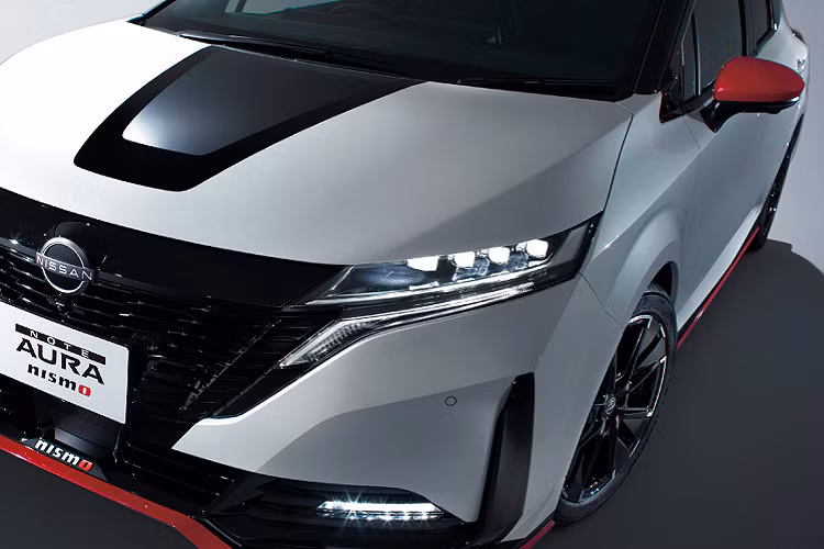 Nissan Note Aura NISMO thể thao được thiết kế lấy cảm hứng từ những chiếc xe đua Formula E của Nissan, đồng thời được tích hợp với những chi tiết đặc trưng trong thiết kế của những chiếc xe dòng NISMO.