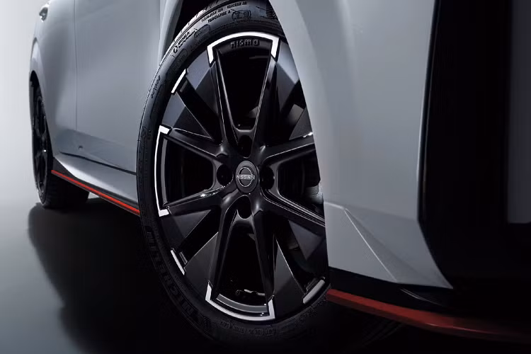 Hốc gió phía dưới của xe được mở rộng, hai đèn chiếu sáng ở dưới cản cũng được thu gọn so với Note Aura thông thường. Ngoài ra, líp trước cũng được viền đỏ giống với các chi tiết thường thấy trên những phiên bản Nissan NISMO.