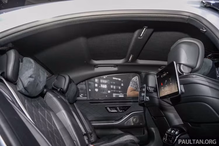 Ở phía sau, đèn hậu S-Class 2022 có thiết kế hình tam giác tương tự như CLS. S580e 2022 đi kèm hệ thống treo khí nén Airmatic tiêu chuẩn với bộ giảm chấn thích ứng. Dàn chân lắp mâm hợp kim đa chấu kép 19 inch.