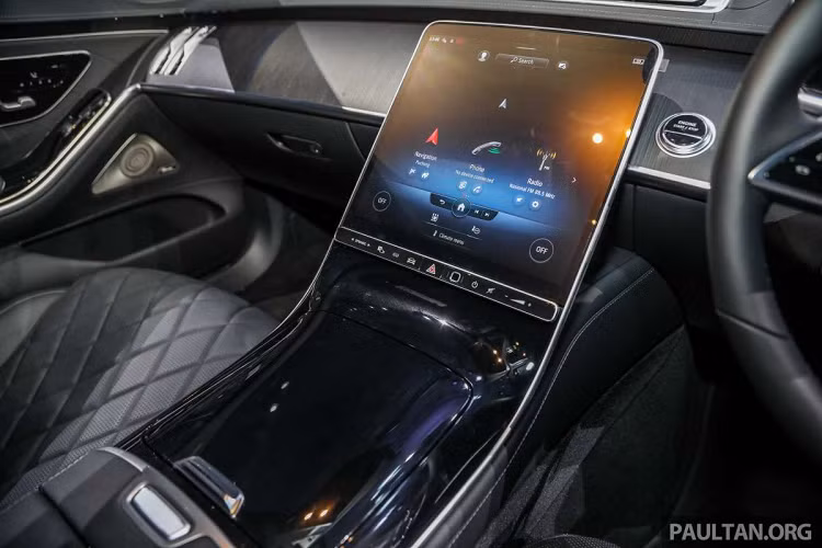 Khác thị trường Việt Nam, S-Class 2022 tại Malaysia trang bị công nghệ Digital Light cho đèn pha thay cho Multibeam, tích hợp hệ thống đèn pha thích ứng Adaptive Highbeam Assist Plus có độ chính xác cao hơn 100 lần cùng tính năng điều chỉnh hướng đèn theo địa hình lấy từ dữ liệu điều hướng.