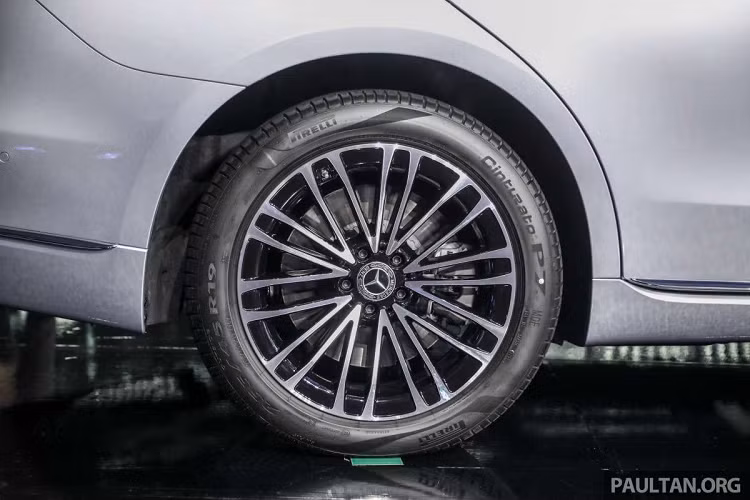 Chiếc S-Class 2022 cũng bóng bẩy hơn nhờ những đường nét và yếu tố thiết kế mới, bao gồm đèn pha hình thang mỏng hơn và rộng hơn và đèn LED chạy ban ngày hình móc câu. 