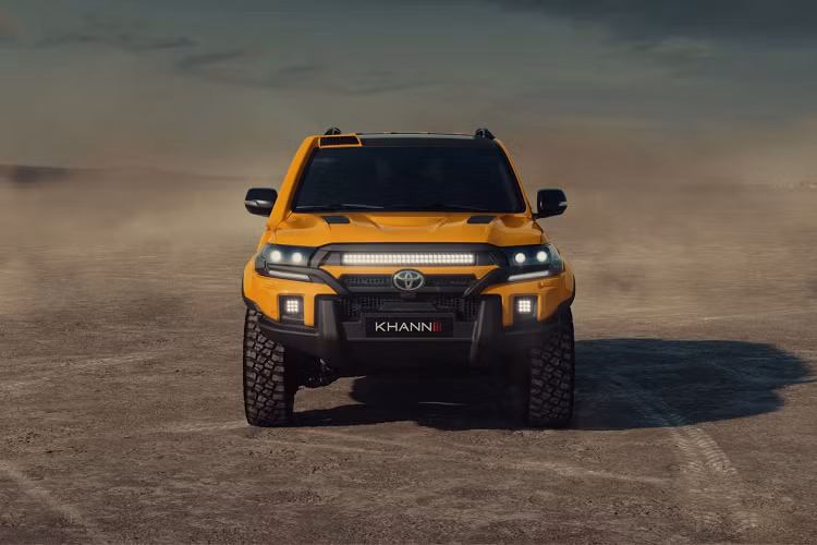 Bộ bodykit ấn tượng này còn được bổ sung bởi thân vỏ màu cam tương phản với nóc xe, các chi tiết độ và bộ la-zăng màu đen. Công ty Khann chưa chia sẻ bất kỳ chi tiết nào về khía cạnh kỹ thuật của gói Expedition nhưng rõ ràng nó bao gồm một bộ nâng cho hệ thống treo và một bộ la-zăng mới. Suy đoán từ biểu tượng V8 trên cửa hậu, xe chắc được trang bị động cơ xăng V8 5,7 lít hoặc diesel tăng áp V8 4,5 lít.