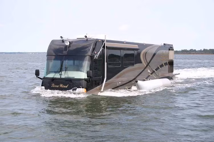 Terra Wind là sản phẩm trí tuệ của nhà phát minh phương tiện lưỡng cư John Giljam và người vợ Julie, những nhà sáng lập của công ty Cool Amphibious Manufacturers International (CAMI). Đặt trụ sở ở Bluffton, Nam Carolina, cặp đôi bắt đầu bằng việc cung cấp mô tô nước và các chuyến thăm quan trên sông, tù đó John nảy ra ý tưởng chế tạo một phương tiện có thể chở du khách trên cả đất liền và nước.