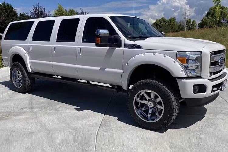 Tuy nhiên, chiếc Ford F-250 này đã được hiệu chỉnh đôi chút để cho ra sức mạnh lớn hơn con số kể trên, nhưng đơn vị rao bán không cho biết thông số cụ thể. Mức giá xe Ford F-250 độ 6 cửa phong cách limousine này đang được rao bán khởi điểm 60.100 USD (khoảng 1,38 tỷ đồng).