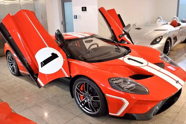 Như vậy, sau hơn 1 tuần lộ ảnh "khui công" tại cảng, chiếc siêu xe Ford GT '67 Heritage Edition đã được làm xong các thủ tục thông quan và mang về trưng bày ở công ty nhập khẩu tư nhân cùng với chiếc Ford GT đầu tiên về nước.