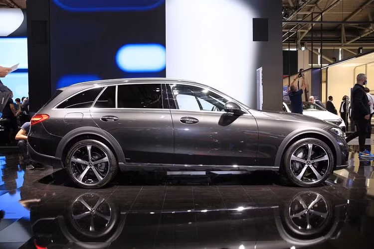 Mọi chiếc Mercedes-Benz C-Class All Terrain 2022 đều đạt tiêu chuẩn với hệ dẫn động 4 bánh toàn thời gian 4MATIC với khả năng truyền 45% sức mạnh tới bánh trước và 55% còn lại cho bánh sau.
