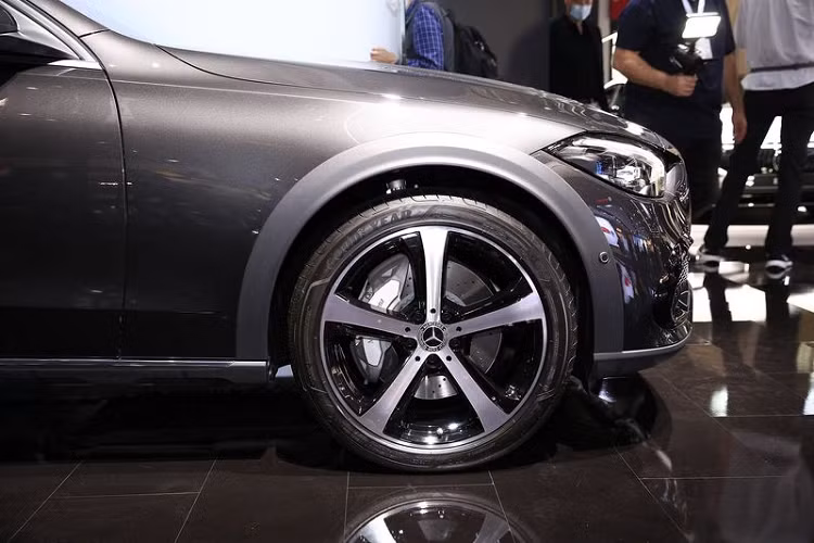 Chưa hết, C-Class All Terrain 2022 đã được nâng cấp để cải thiện sức kéo lên đến 1.800 kg, khách hàng thậm chí có thể đặt mua thêm tùy chọn rơ-moóc chạy điện hay hệ thống ổn định rơ-moóc ESP.