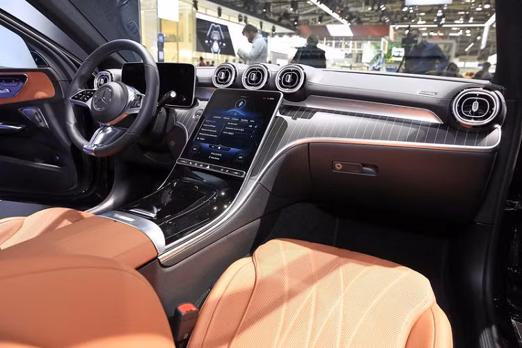 Thêm nữa, vì tất cả C-Class All Terrain đều dựa trên mức độ trang trí ngoại thất Avantgarge nên xe có nhiều điểm nhấn bằng nhôm đánh bóng, giúp chiếc xe trông bóng bẩy và cao cấp hơn.