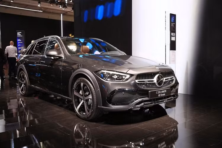 So với C-Class Estate, phiên bản All Terrain được bổ sung nhiều tính năng dành cho off-road như gầm xe cao thêm 40 mm, tấm bảo vệ gầm xe trước/sau và các vòm bánh xe loe rộng. Tổng thể bản Mercedes-Benz C-Class All Terrain 2022 mới dài hơn 4 mm và rộng hơn 21 mm so với Estate.