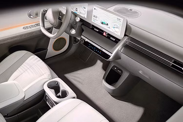 Theo tiết lộ của Hyundai trong buổi ra mắt Ioniq 5 (theo báo cáo của Carscoops ), hãng xe Hàn Quốc có kế hoạch sử dụng gói pin SK Innovation mới với công suất 100 kWh, có thể cung cấp phạm vi hoạt động hơn 483 km cho Ioniq 7.