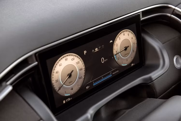 Tiến lên bản SEL, mẫu xe bán tải Hyundai Santa Cruz được bổ sung chìa khóa thông minh, nút bấm Start/Stop, ghế lái chỉnh điện 8 hướng, ghế trước sưởi, cảnh báo và hỗ trợ phòng tránh va chạm tại điểm mù. Khách hàng cũng có thể mua thêm gói Activity Package, bao gồm một số giải pháp về công nghệ và lưu trữ, đồng hồ kỹ thuật số 10,25 inch nằm trong số đó.