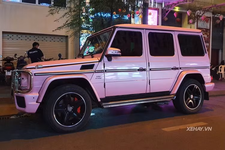 Được biết, G65 AMG hàng hiếm vốn thuộc sở hữu của một doanh nhân nổi tiếng đất Hà Thành nhưng gần đây xe lại thường xuyên bị bắt gặp ở TP.HCM, không rõ liệu chiếc xe đã được đổi chủ hay chưa.
