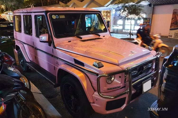 Mercedes-Benz G65 AMG "cưỡi" trên bộ la-zăng 5 chấu AMG sơn đen mờ có kích thước 20 inch to bản, đi kèm lốp Continental thể thao. Đuôi xe được gắn thêm một móc kéo nhô ra bên ngoài phụ trách nhiệm vụ kéo hàng khi cần thiết.