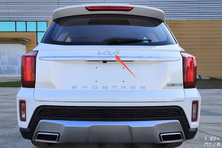 Theo một số nguồn tin, Kia Sportage 2021 dành riêng cho thị trường Trung Quốc sẽ được phát triển dựa trên cơ sở gầm bệ mới. Do đó, xe sở hữu chiều dài 4.530 mm, rộng 1.850 mm và chiều dài cơ sở 2.640 mm. So với phiên bản cũ, xe đã được tăng kích thước. Hiện chưa có hình ảnh nội thất bên trong Kia Sportage 2021. Thông tin về động cơ của mẫu xe này cũng vẫn được giữ kín.